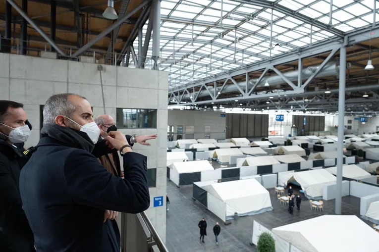 Oberb&uuml;rgermeister Belit Onay verschafft sich einen &Uuml;berblick in Messehalle 27.